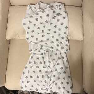 Halo SleepSack Swaddle 3-6m, small. White with grey sheep print.